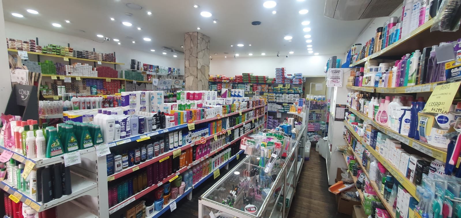Interior del local — vista completa